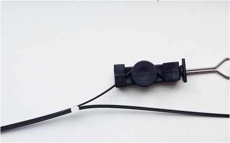 Зажим для  FTTH кабеля S-clamp обеспечивает максимально надежное крепление и сохранность оболочки кабеля.